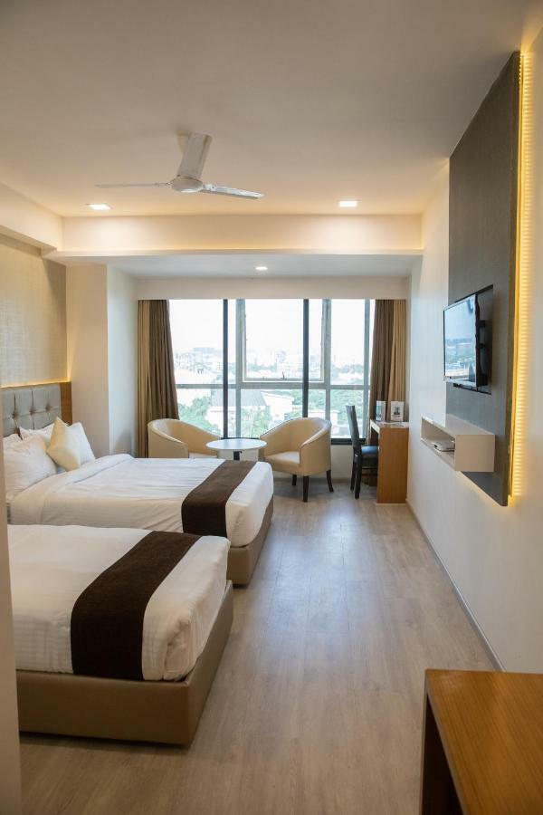Hotel Grace Galaxy Bombaim Exterior foto