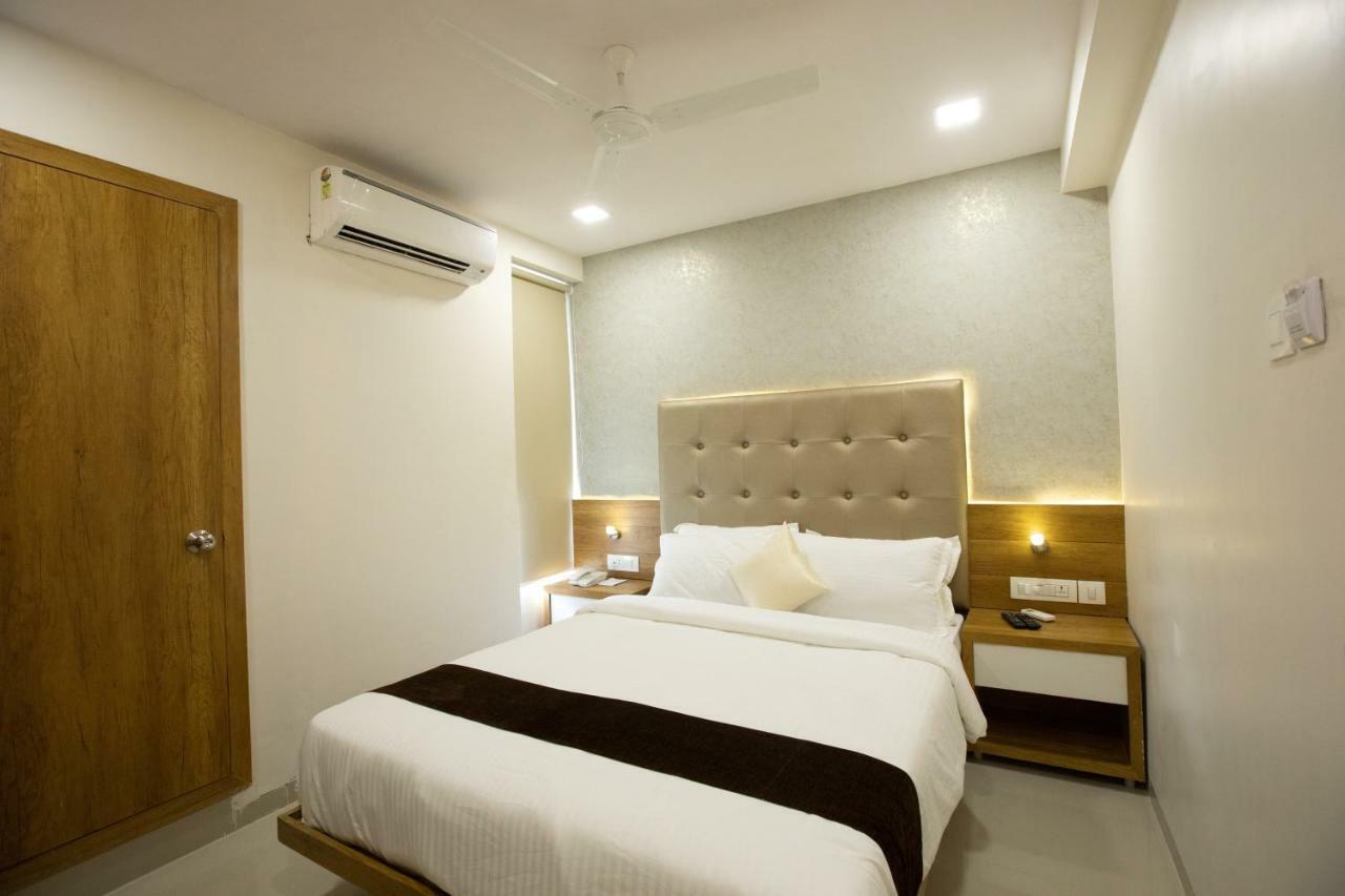 Hotel Grace Galaxy Bombaim Exterior foto